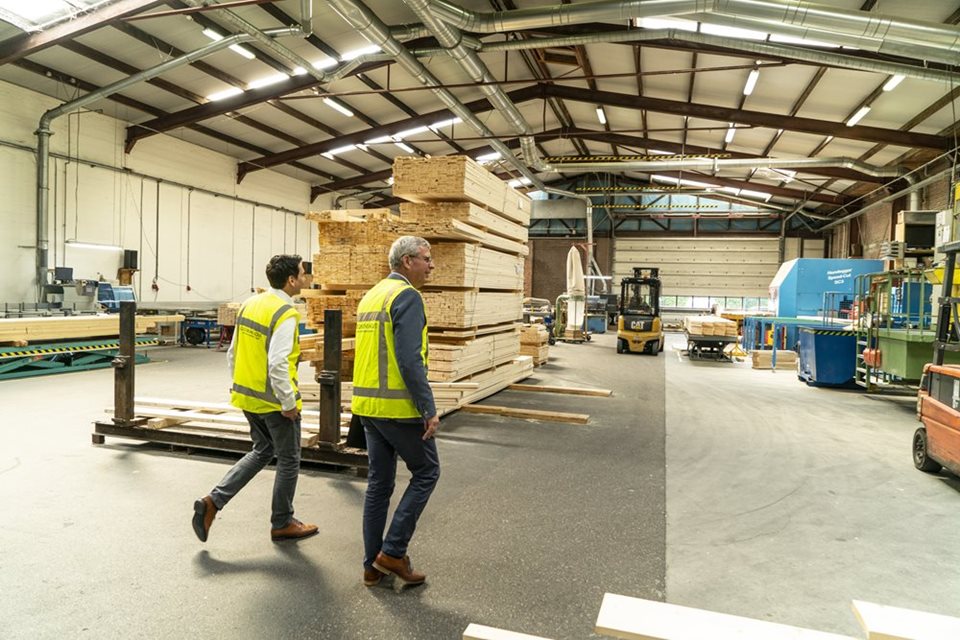 Koos Wessels en Hein Gooskens in de fabriek