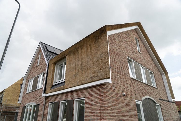 Afwisselende dakbedekking op prefab dak in Zwartebroek