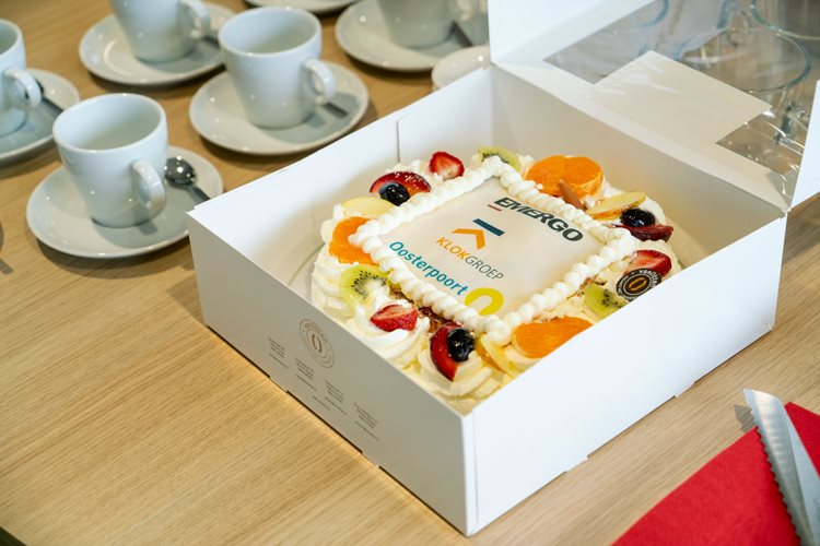 Om de samenwerkingsovereenkomst te vieren tussen Emergo, Klokgroep en Oosterpoort kan de taart niet ontbreken.