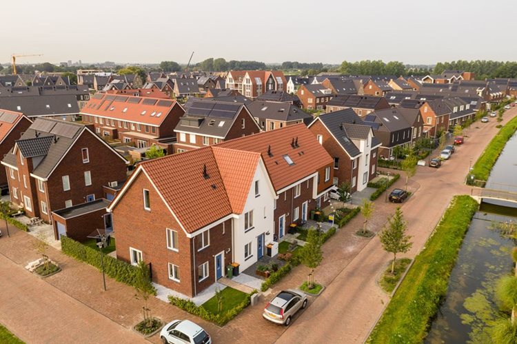33 nul op de meter woningen in Nijkerk met prefab dak elementen van Emergo