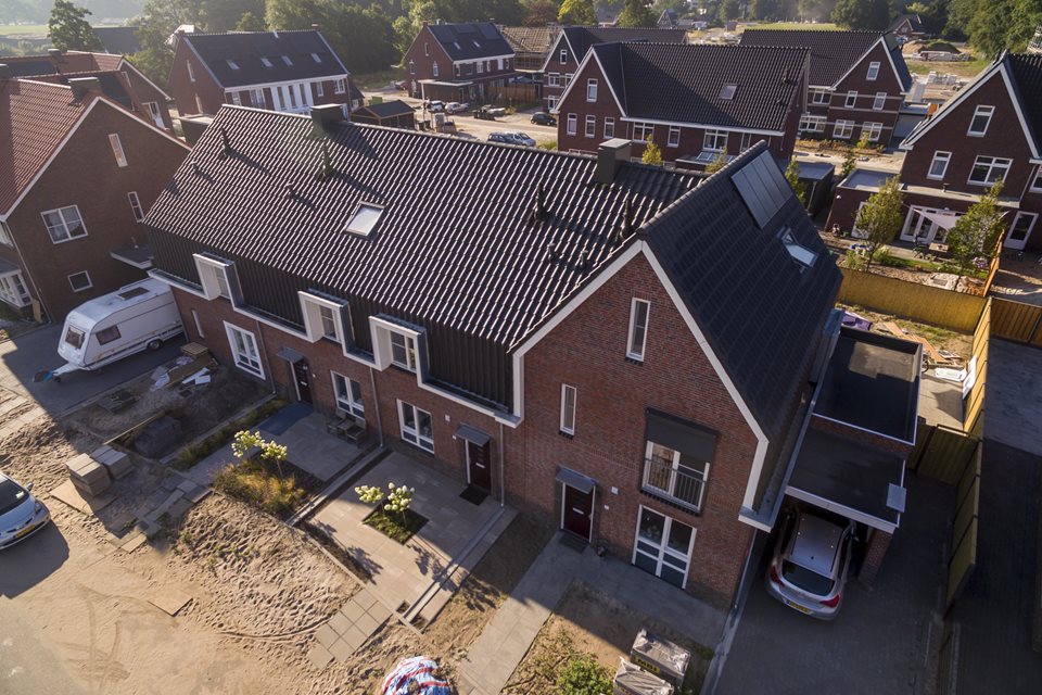 Woningen in Nunspeet met prefab daken en dakkapellen van Emergo