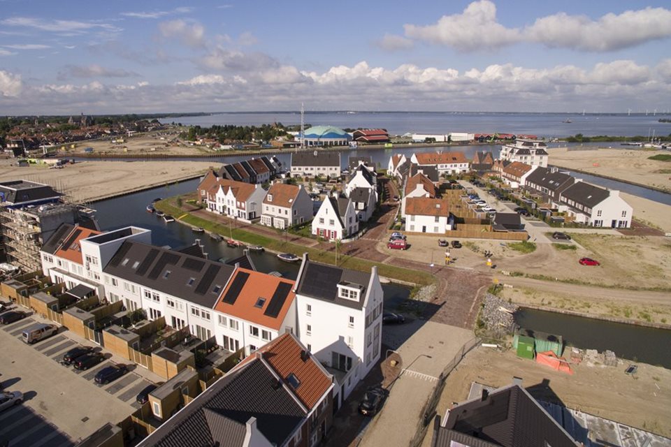 28 woningen in Harderwijk met prefab dak componenten van Emergo