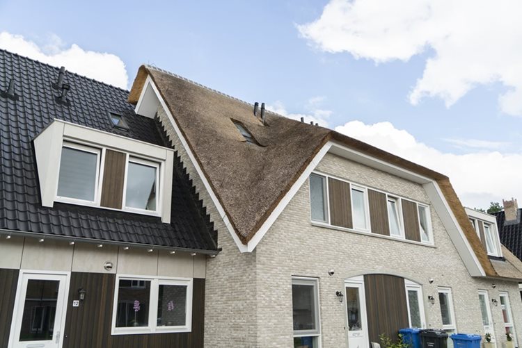 Woningen met verschillende dakbedekking en prefab dak in Zwartebroek 